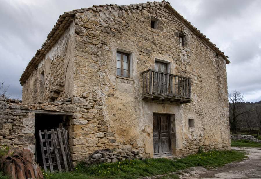 Interior rural reformado con materiales cálidos