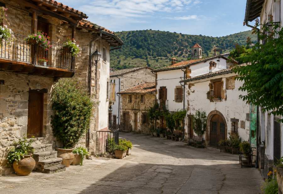 Pueblo rural con casas de piedra